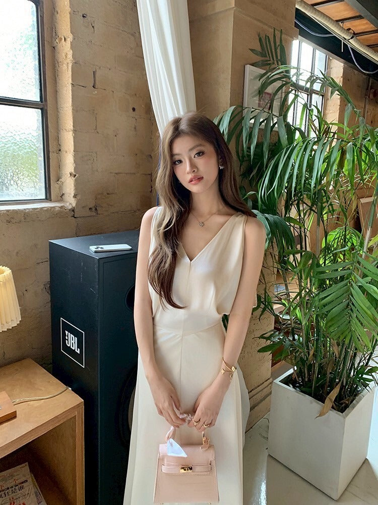 26Jun. 辦公通勤outfit 簡約質感緞面垂領連身裙 杏