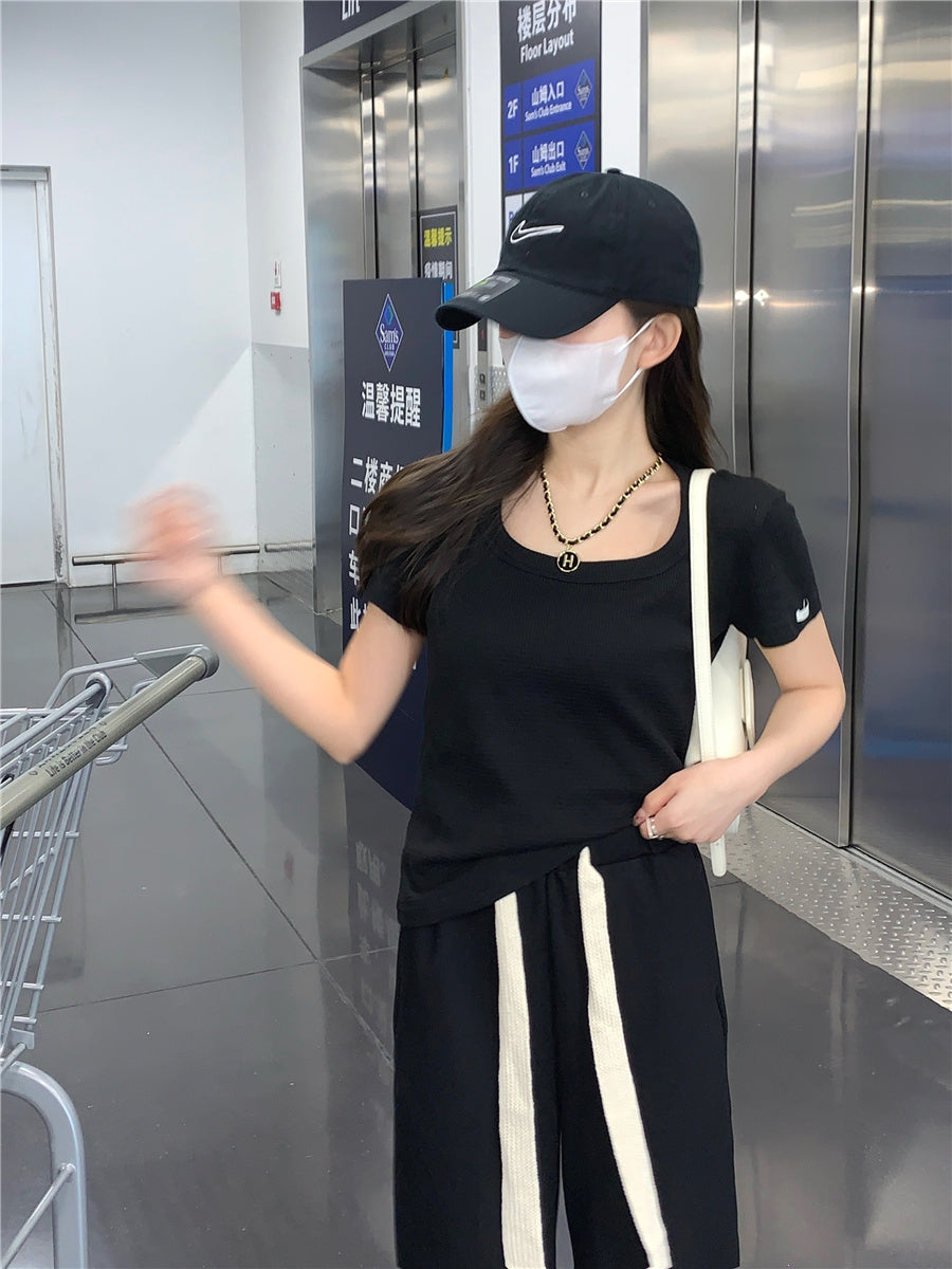 26Jun. 大U領華夫格短版上衣 黑/白