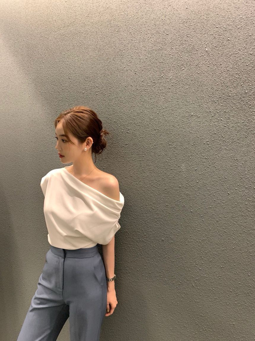 26Jun. 博主氛圍 斜肩抓皺基礎純色上衣 白/黑