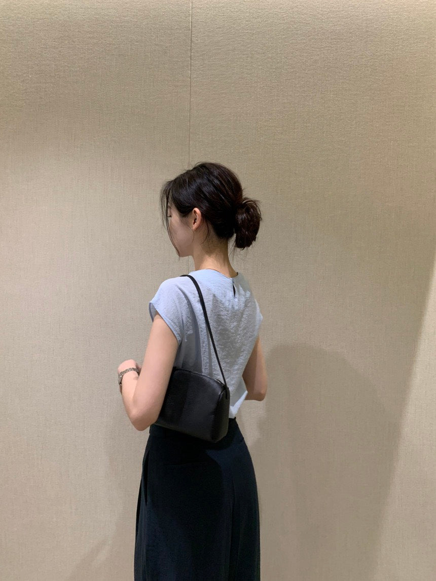 26Jun. 休閒不規則斜領純色上衣 藍