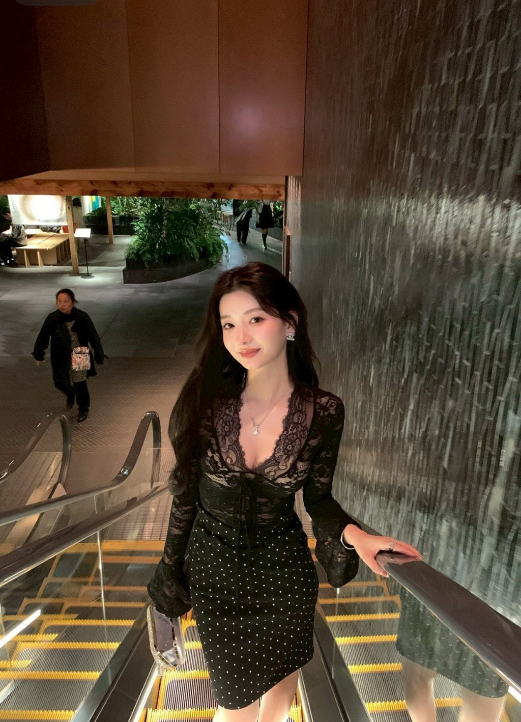 26Jun. 魅惑蕾絲v領斬女收腰上衣 杏/黑