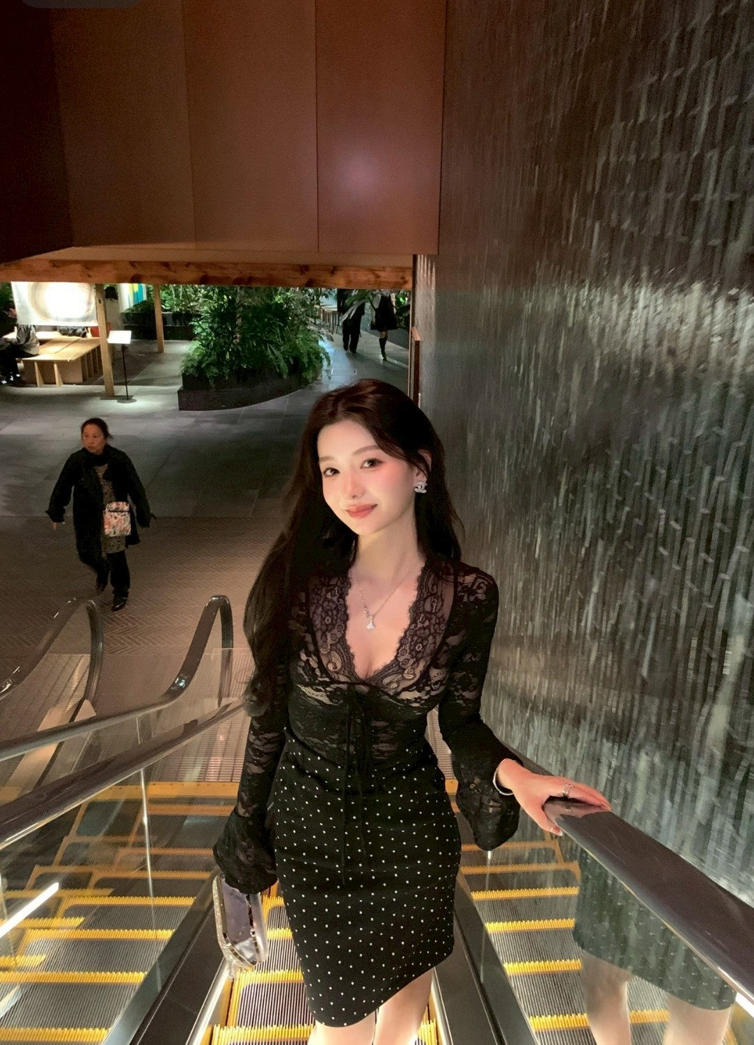 26Jun. 魅惑蕾絲v領斬女收腰上衣 杏/黑