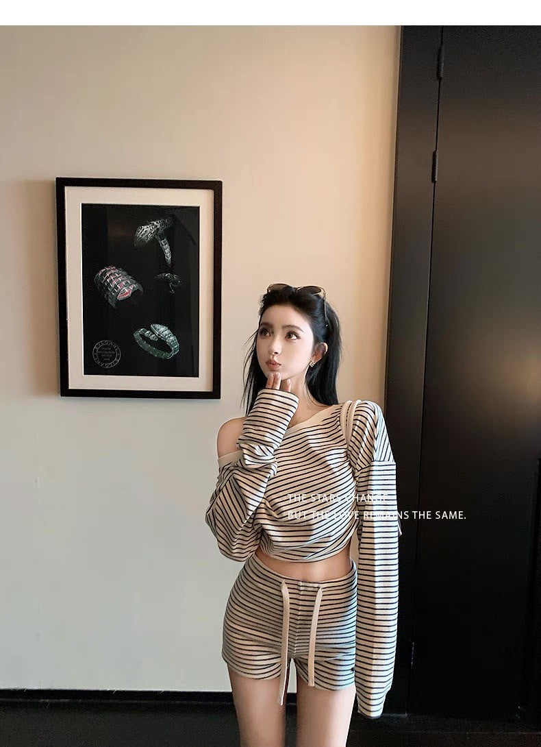 26Jun. 辣妹純慾天菜 綿籽絨條紋斜肩上衣短褲套裝