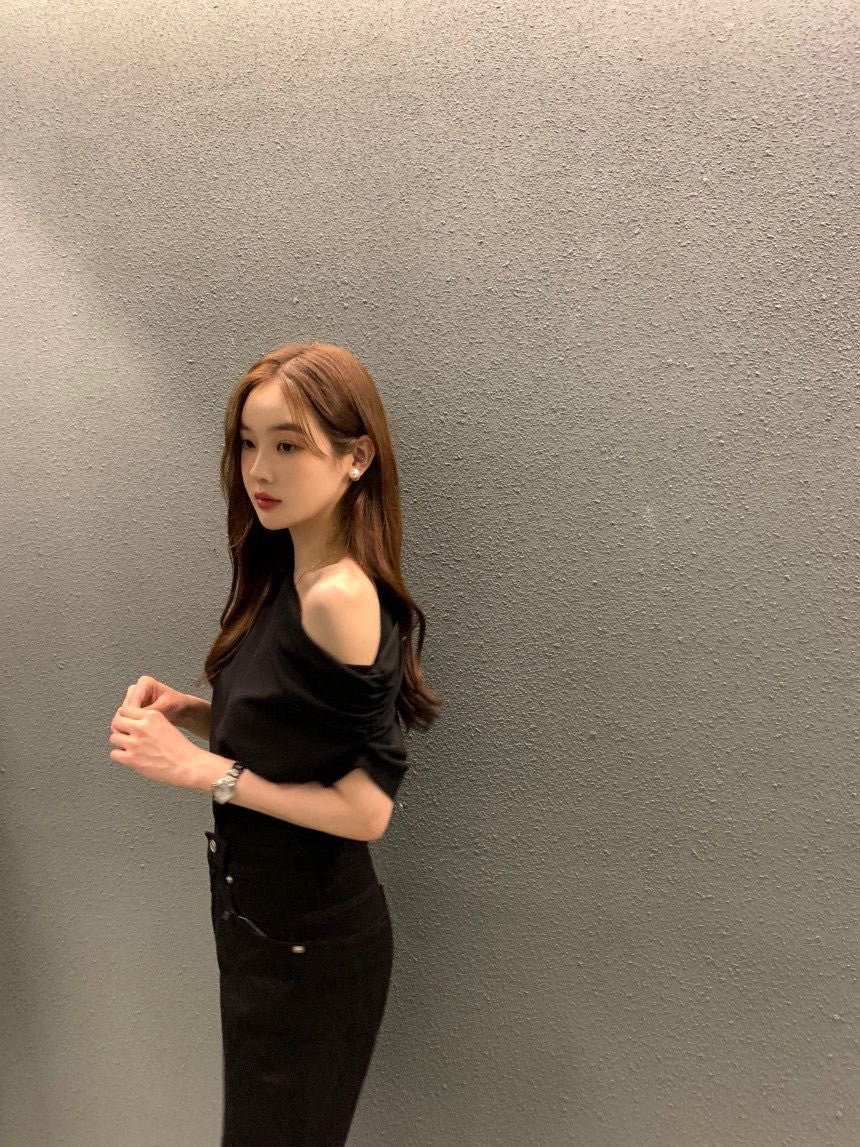 26Jun. 博主氛圍 斜肩抓皺基礎純色上衣 白/黑