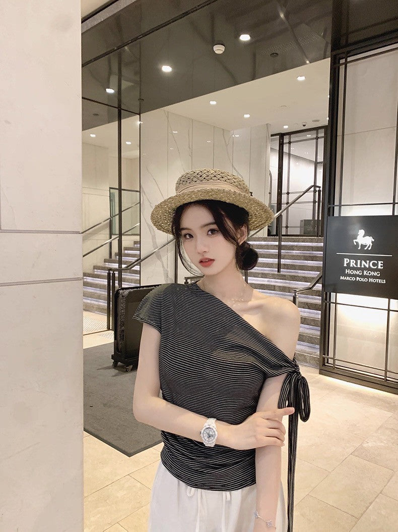26Jun. 輕氧系列休閒條紋側綁肩上衣 白/黑