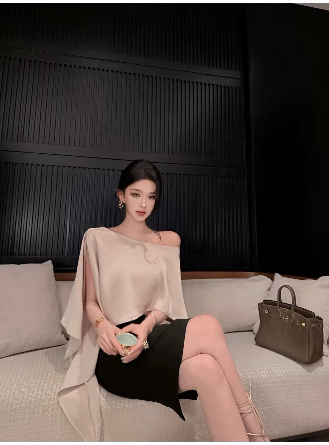 26Sep. 易夢玲同款 氣質光影不對稱斜肩罩衫 香檳色