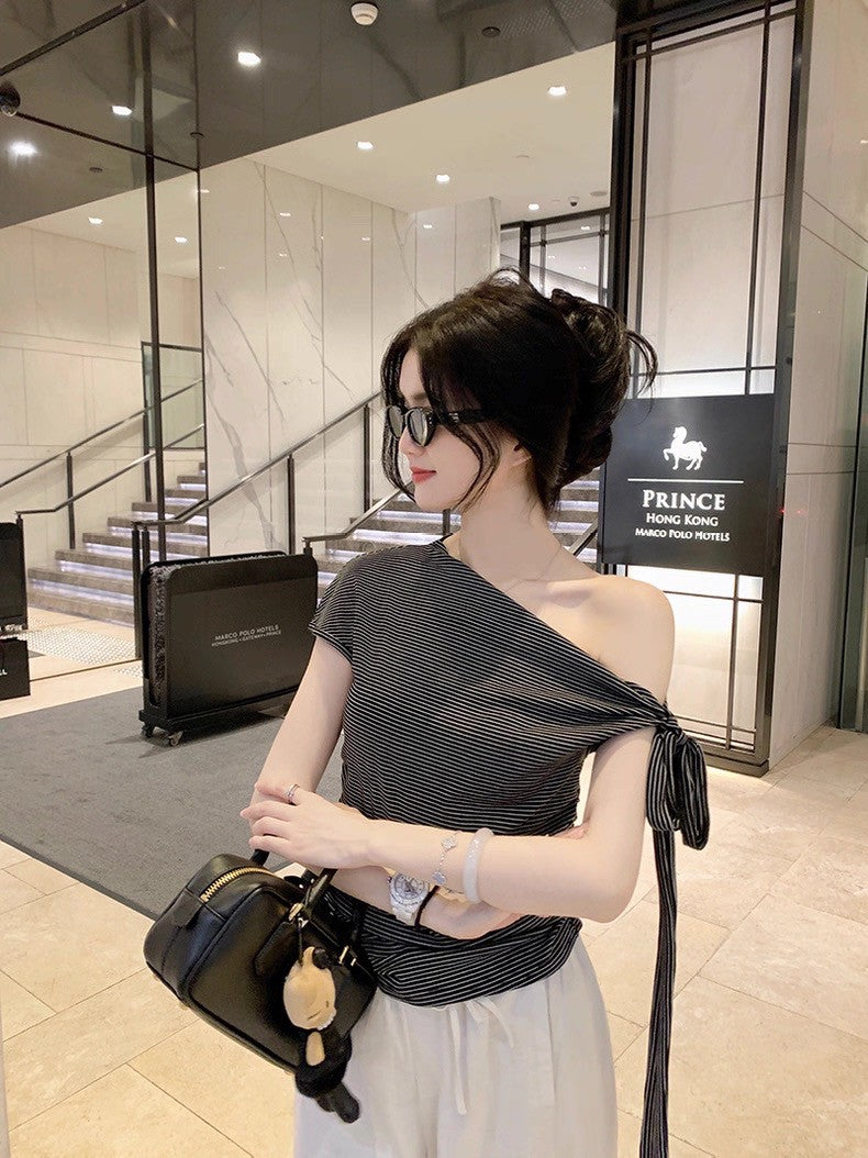 26Jun. 輕氧系列休閒條紋側綁肩上衣 白/黑