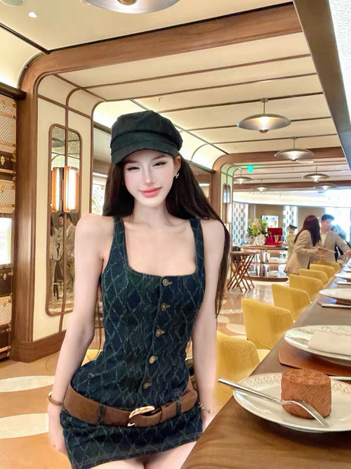 26Sep. 復古辣妹 小香菱格紋方領牛仔包臀裙