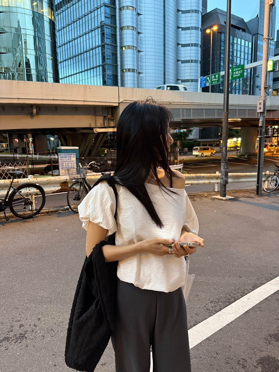 26Jun. 簡約斜領泡泡短款上衣 米
