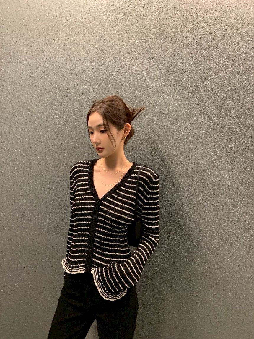 26Jun. 休閒私服 拿鐵可可條紋V領針織開衫 黑底