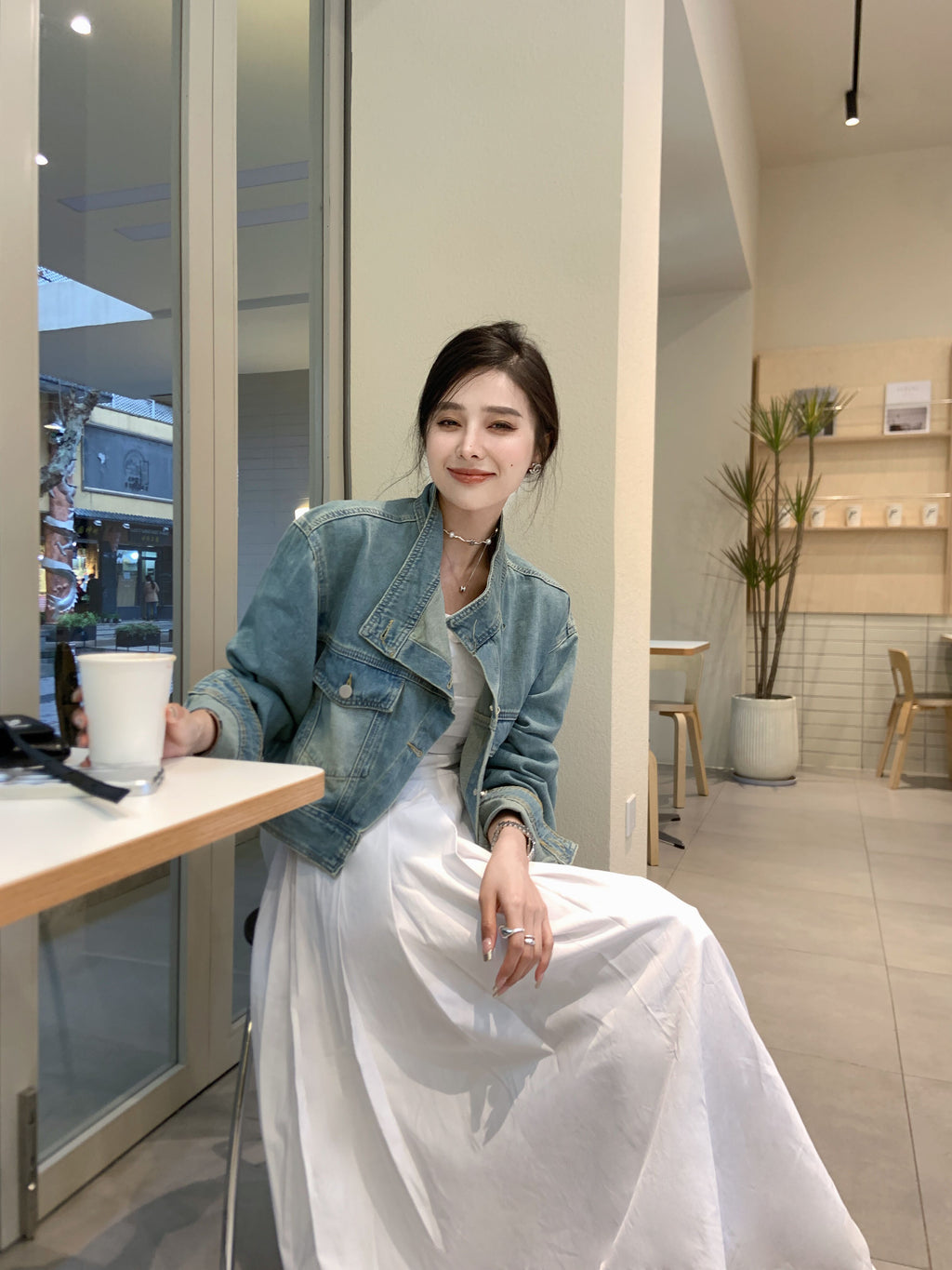 26Jun. 圓領口刷色牛仔薄外套