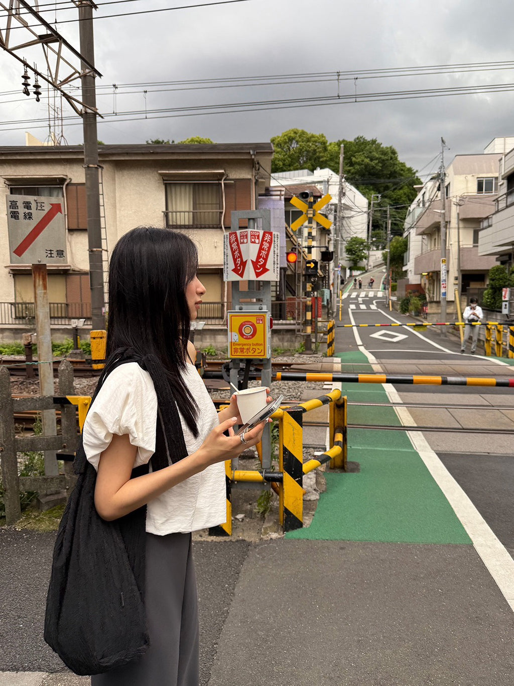 26Jun. 簡約斜領泡泡短款上衣 米