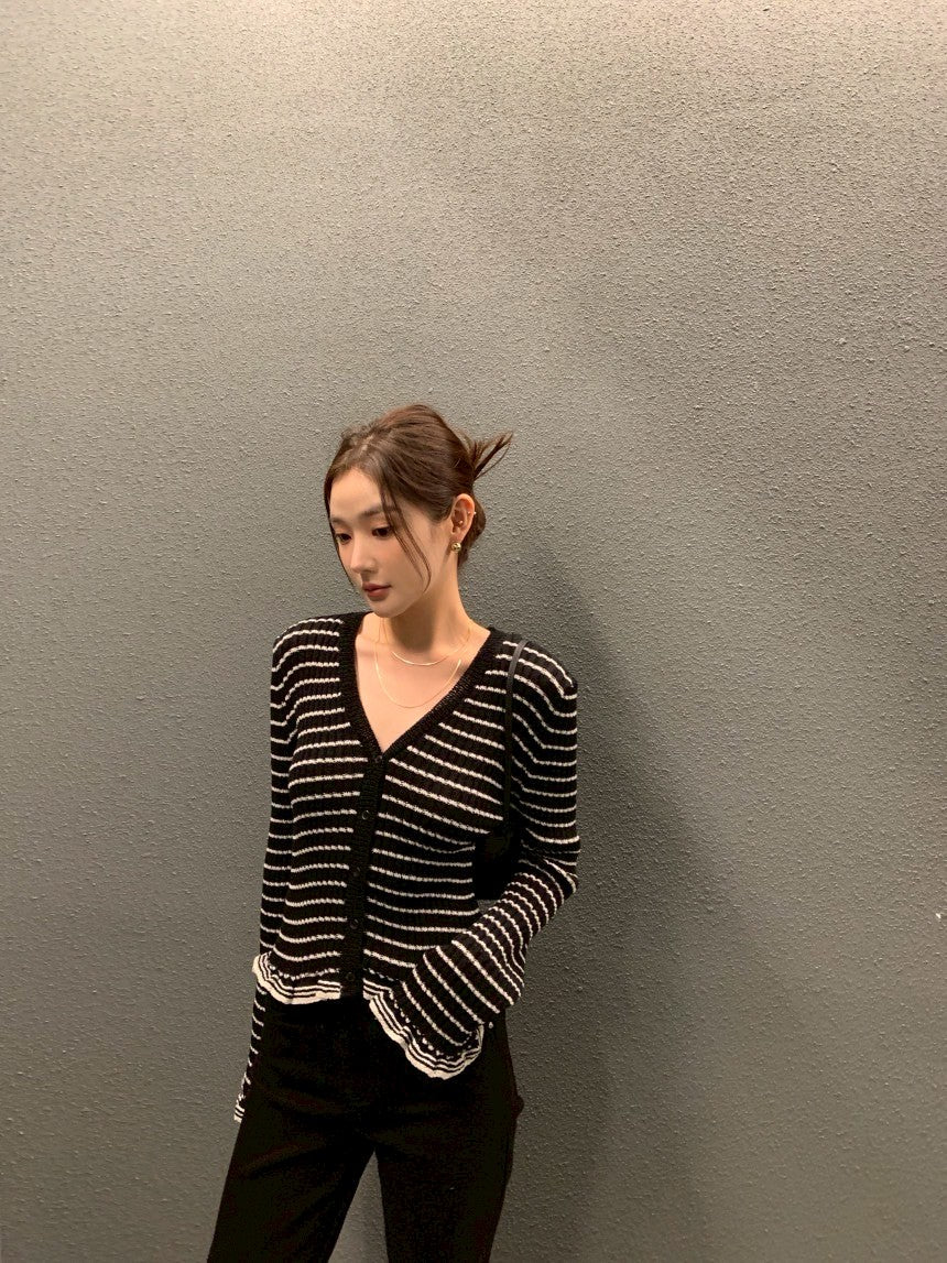 26Jun. 休閒私服 拿鐵可可條紋V領針織開衫 黑底