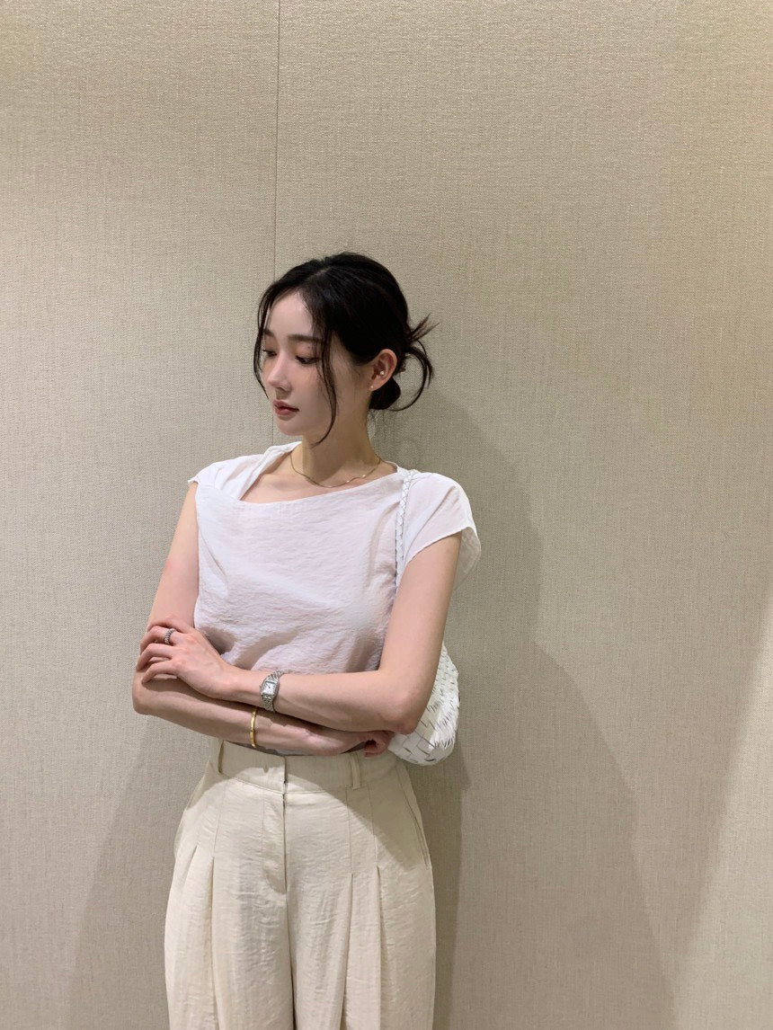 26Jun. 休閒不規則斜領純色上衣 白