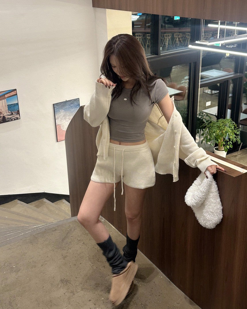 26Jun. 韓女超愛秋冬排扣針織短褲套裝 米/深灰