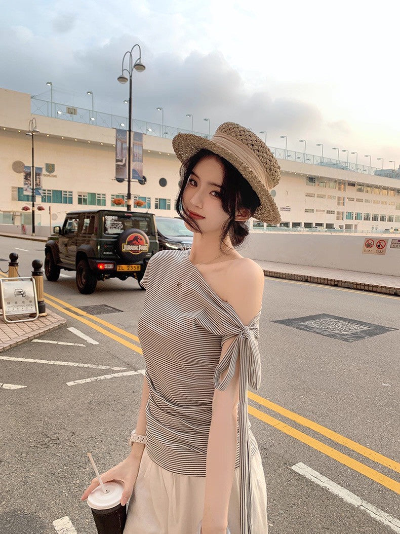 26Jun. 輕氧系列休閒條紋側綁肩上衣 白/黑