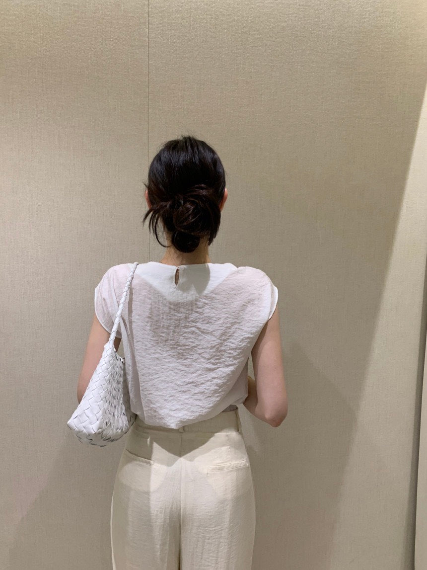 26Jun. 休閒不規則斜領純色上衣 白
