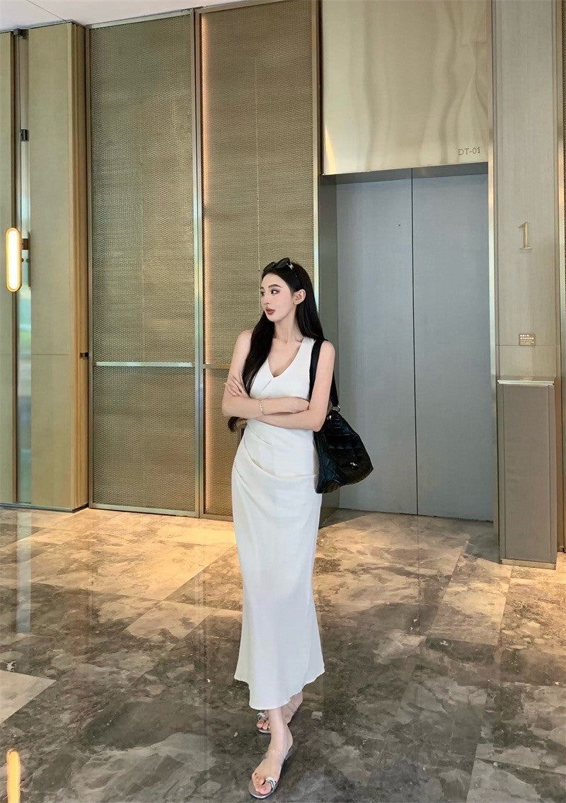 26Jun. 設計感簡約後背綁帶V領背心式連身裙