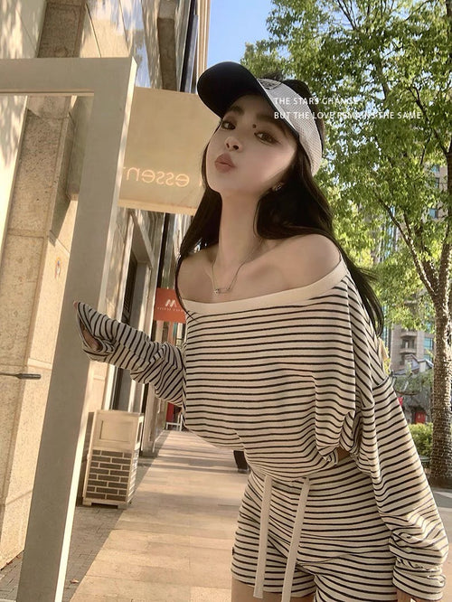 26Jun. 辣妹純慾天菜 綿籽絨條紋斜肩上衣短褲套裝