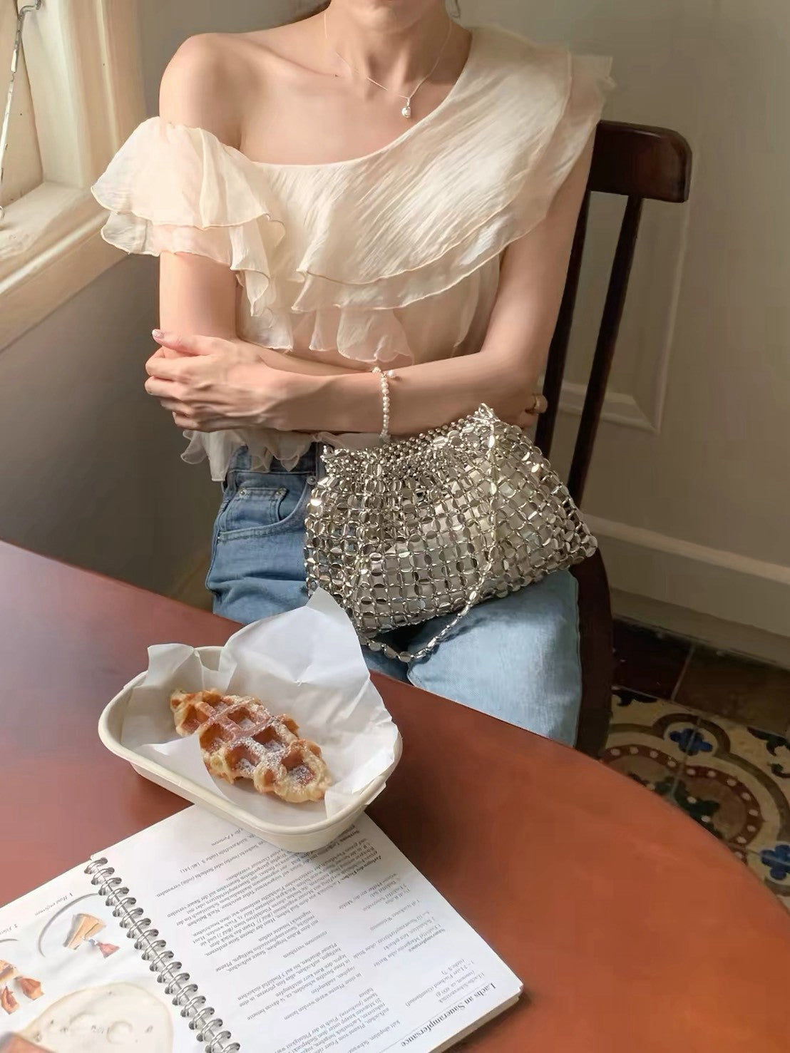 26Sep. 溫柔白茶不規則荷葉領上衣 杏