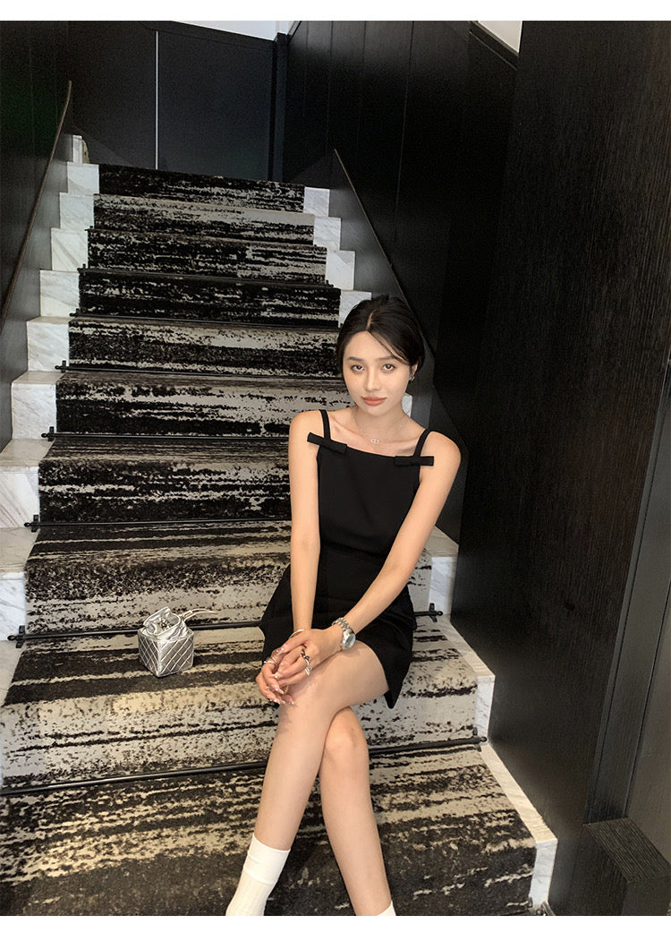 26Jun. 小赫本 簡約平口蝴蝶結設計小黑裙