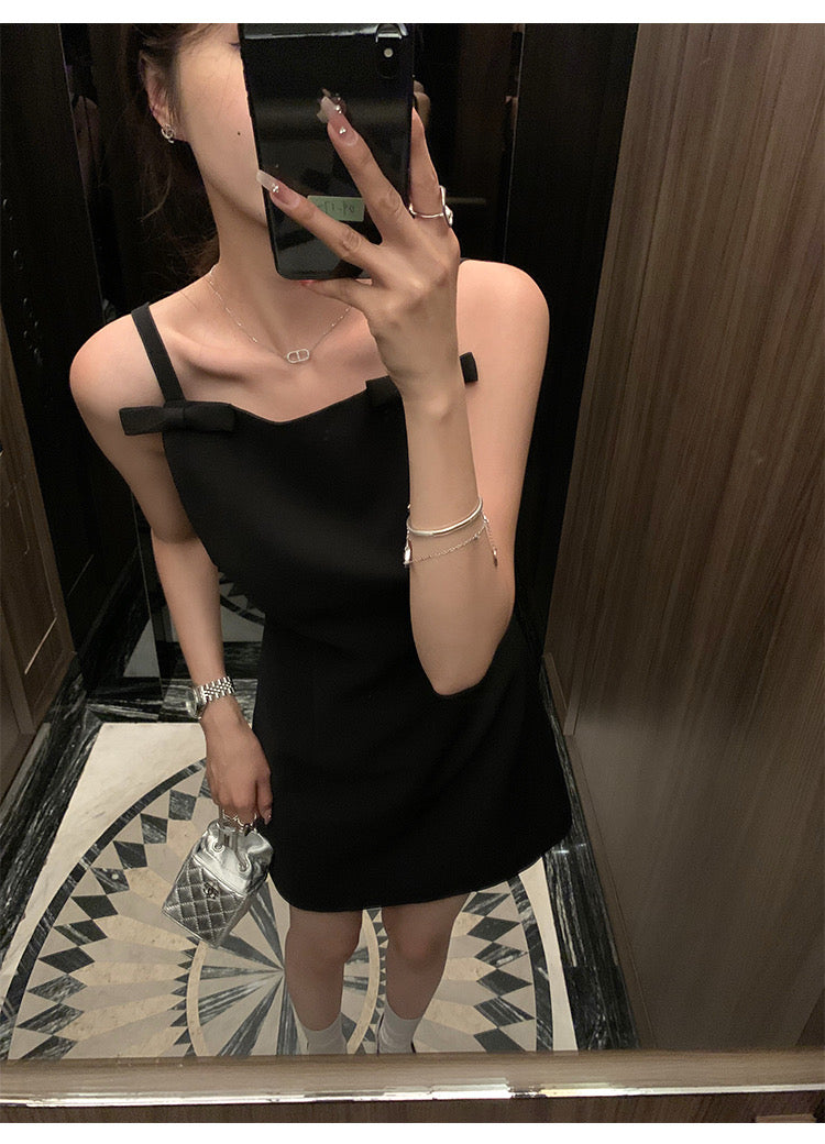 26Jun. 小赫本 簡約平口蝴蝶結設計小黑裙