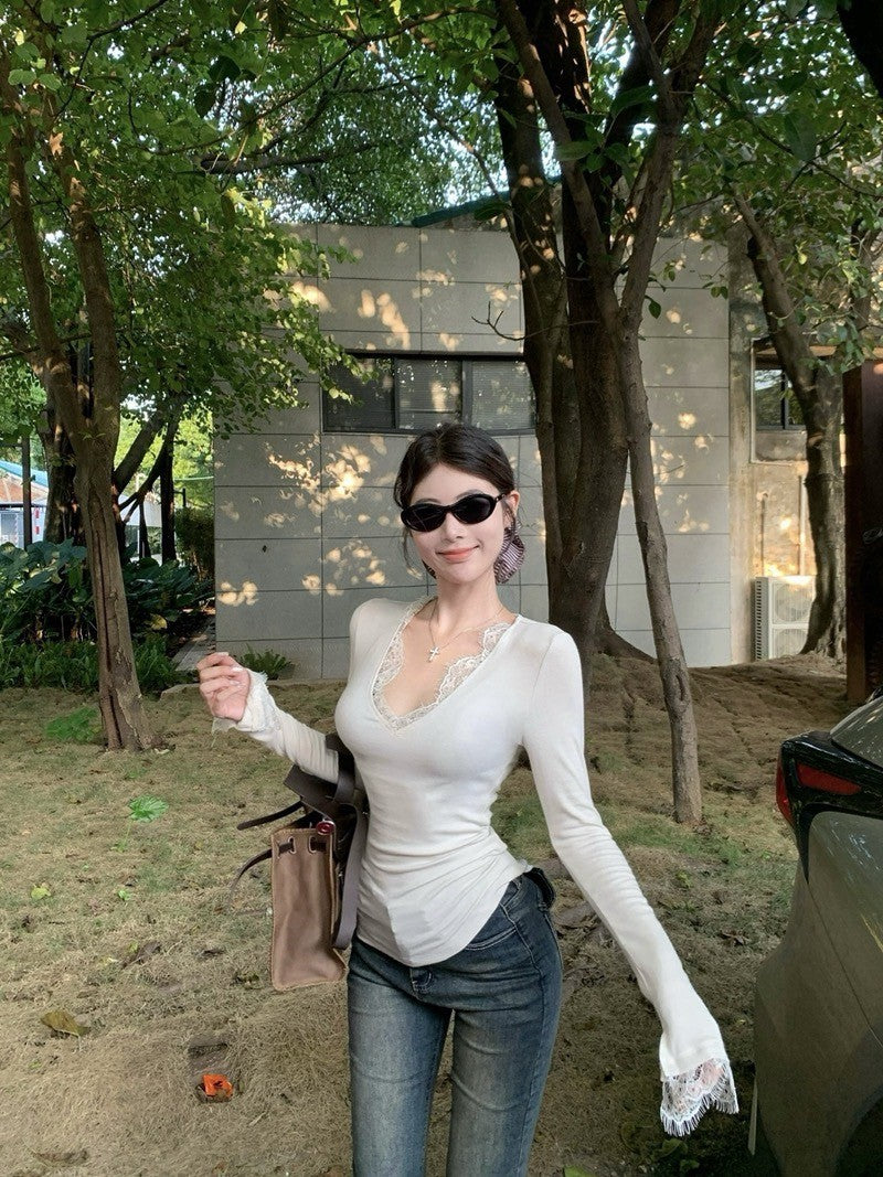 26Jun. 女神蕾絲 顯瘦V領蕾絲繡打底上衣 黑/白