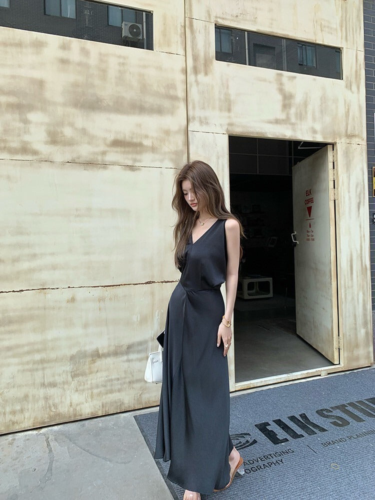 26Jun. 辦公通勤outfit 簡約質感緞面垂領連身裙 黑