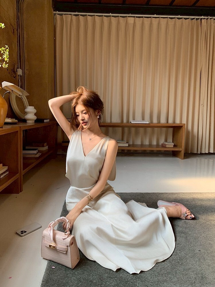 26Jun. 辦公通勤outfit 簡約質感緞面垂領連身裙 杏