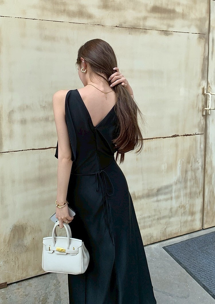 26Jun. 辦公通勤outfit 簡約質感緞面垂領連身裙 黑