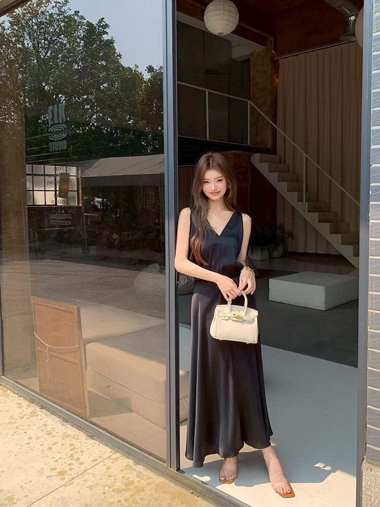 26Jun. 辦公通勤outfit 簡約質感緞面垂領連身裙 黑